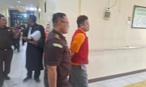 Terdakwa saat digiring anggota Kejari