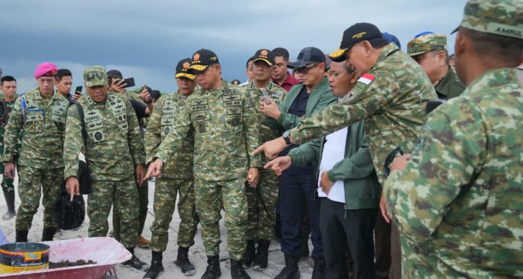 Panglima TNI Jenderal Agus Subiyanto bersama Menteri Pertahanan Sjafrie Sjamsoeddin, Menteri ESDM Bahlil Lahadalia, dan Jaksa Agung ST Burhanuddin turun langsung meninjau dua lokasi yang disita Satgas Penertiban Kawasan Hutan (PKH), Rabu (19/11/2025).