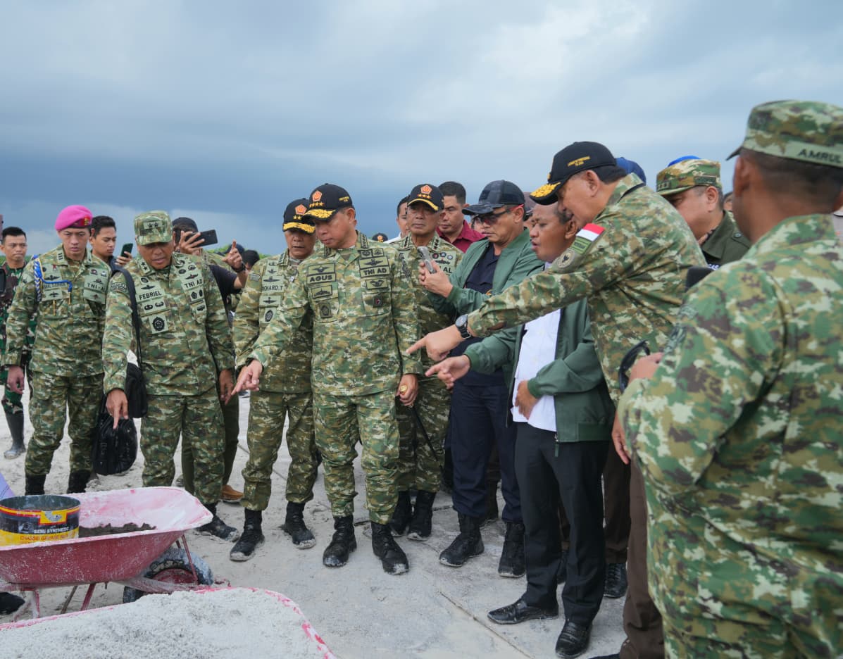 Panglima TNI Jenderal Agus Subiyanto bersama Menteri Pertahanan Sjafrie Sjamsoeddin, Menteri ESDM Bahlil Lahadalia, dan Jaksa Agung ST Burhanuddin turun langsung meninjau dua lokasi yang disita Satgas Penertiban Kawasan Hutan (PKH), Rabu (19/11/2025).