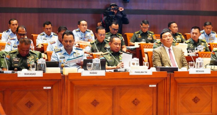 Rapat Kerja Komisi I DPR RI dengan Menteri Pertahanan Sjafrie Sjamsoeddin dan Panglima TNI Jenderal TNI Agus Subiyanto digelar tertutup di Senayan, Jakarta, Senin (24/11/2025)